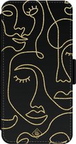 Casimoda® bookcase - Geschikt voor iPhone 14 Pro - Hoesje met pasjeshouder - Abstract Faces - Zwart - Kunstleer