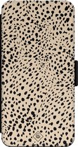 Casimoda® bookcase - Geschikt voor iPhone 14 Pro - Hoesje met pasjeshouder - Stippen bruin abstract - Bruin/beige - Kunstleer