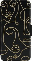 Casimoda® bookcase - Geschikt voor iPhone 13 - Hoesje met pasjeshouder - Abstract Faces - Zwart - Kunstleer