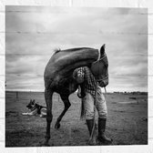 WallClassics - Muursticker - Persoon met Paard in het Zwart Wit - 50x50 cm Foto op Muursticker