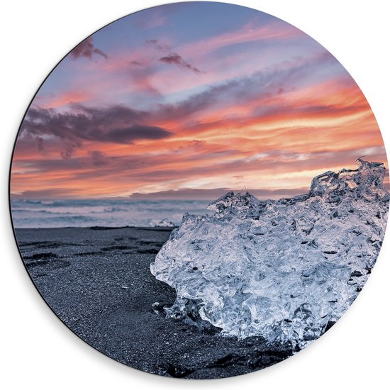 Dibond Muurcirkel - IJskristal op Zwart Zand op het Strand - 50x50 cm Foto op Aluminium Muurcirkel (met ophangsysteem)