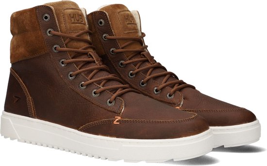 Paar bruine leren hoge sneakers met suède accenten, bruine veters en witte zolen. Crème/witte teddy voering.