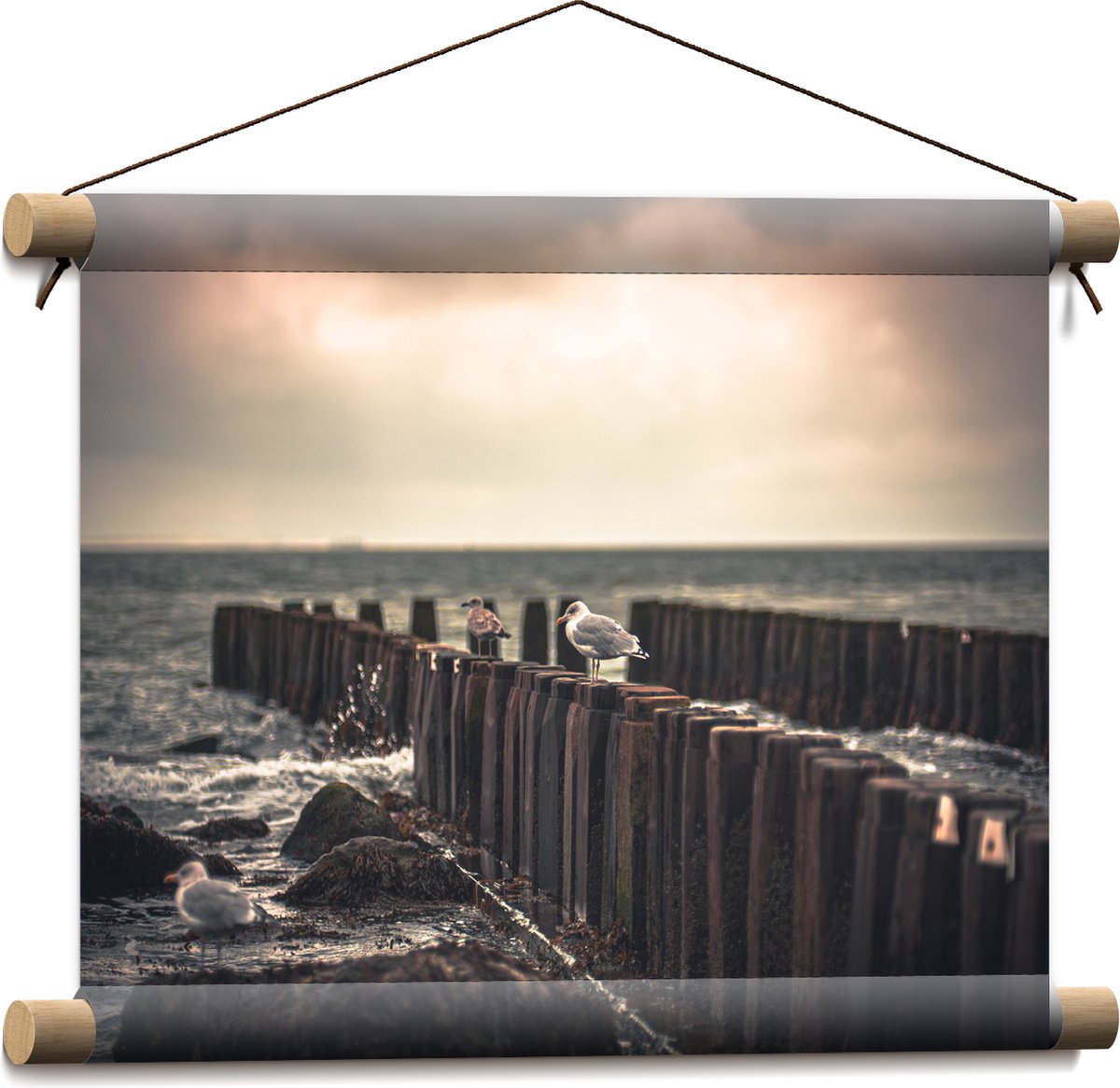Textielposter - Meeuwen op Houten Palen bij de Zee - 40x30 cm Foto op Textiel