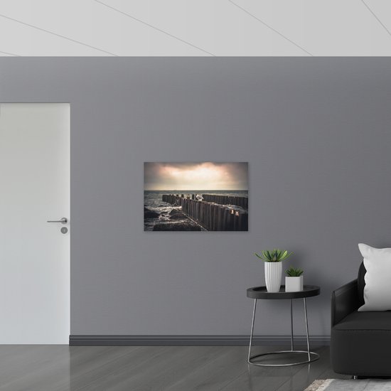 WallClassics - Poster brillant – Mouettes sur poteaux en bois au bord de la mer - Photo 90x60 cm sur papier poster brillant