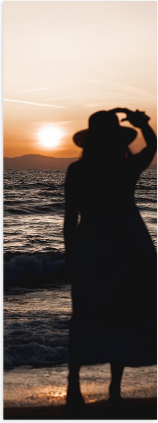 Poster Glanzend – Vrouw kijkend naar de Zee en Zonsondergang - 40x120 cm Foto op Posterpapier met Glanzende Afwerking