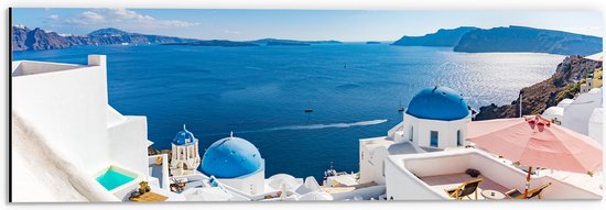 Dibond - Grieks Eiland aan het water met traditioneel blauwe daken - 60x20 cm Foto op Aluminium (Wanddecoratie van metaal)