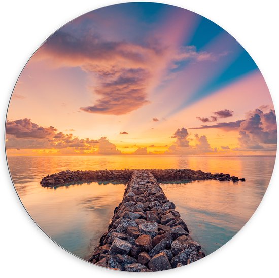 Dibond Muurcirkel - Kleurrijke Zonsondergang bij het Water met Stenen - 100x100 cm Foto op Aluminium Muurcirkel (met ophangsysteem)