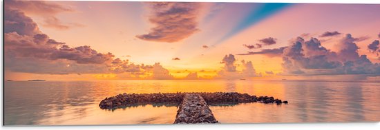 Dibond - Kleurrijke Zonsondergang bij het Water met Stenen - 90x30 cm Foto op Aluminium (Met Ophangsysteem)