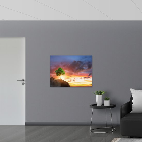 Poster Glanzend – Fel Groen Gekleurde Boom met Prachtige Zonsondergang op een Berglandschap - 100x75 cm Foto op Posterpapier met Glanzende Afwerking