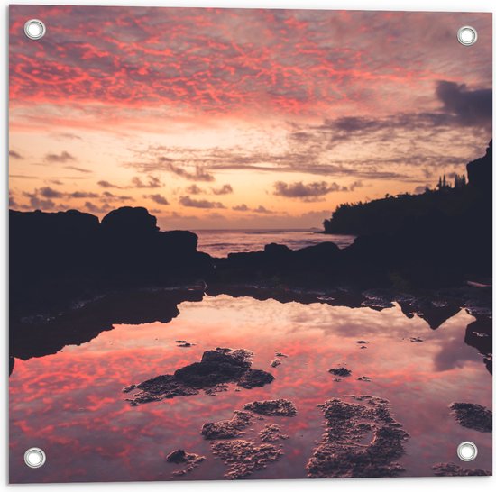 WallClassics - Tuinposter – Klein Meer voor Grote Oceaan tijdens Ondergaande Zon - 50x50 cm Foto op Tuinposter (wanddecoratie voor buiten en binnen)