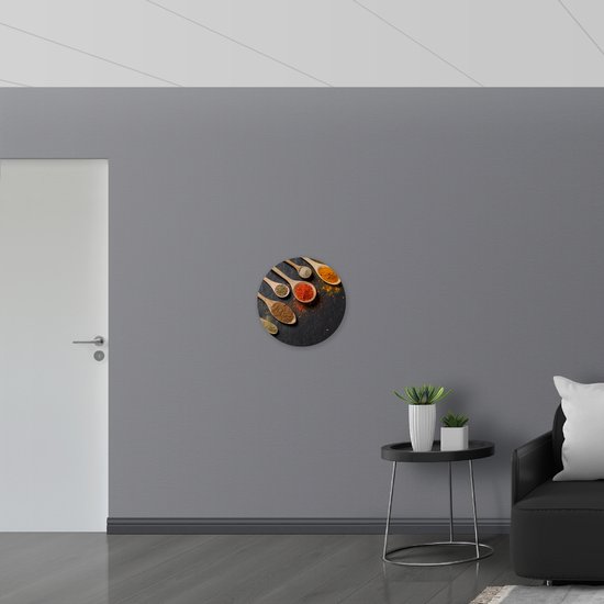 Dibond Muurcirkel - Schuine Lepels met Specerijen - 50x50 cm Foto op Aluminium Muurcirkel (met ophangsysteem)