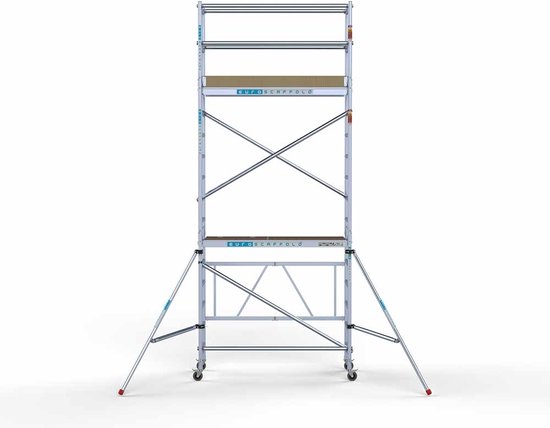 Zilverkleurige rolsteiger met blauwe details, houten plateaus en wieltjes.