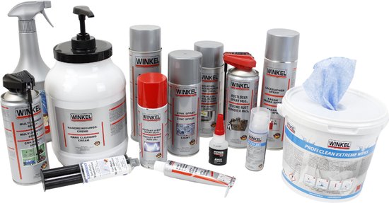 Een assortiment Winkel producten, waaronder spuitbussen, flessen en poetsdoeken.