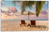 Tuinposter – Twee Ligbedden op het Strand met Palmboom - 60x40 cm Foto op Tuinposter (wanddecoratie voor buiten en binnen)