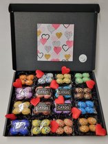 Paaseieren Proeverij Pakket | Box met 16 verschillende smaken paaseieren en Mystery Card 'Love - Hartjes' met geheime boodschap + PaasProeverij Scorekaart | Verrassingsbox Pasen | Cadeaubox | Relatiegeschenk | Chocoladecadeau