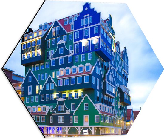WallClassics - Dibond Hexagon - Groen met Blauwe Huizen op elkaar - Zaandam - 50x43.5 cm Foto op Hexagon (Met Ophangsysteem)