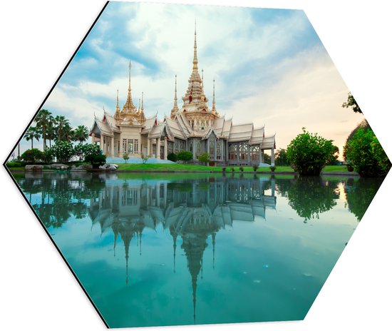 WallClassics - Dibond Hexagon - Boeddhisitsche Tempel - Thailand - 60x52.2 cm Foto op Hexagon (Met Ophangsysteem)