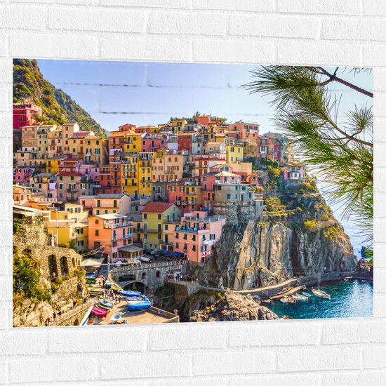 WallClassics - Muursticker - Gekleurde Huizen op de Berg - Italië - 100x75 cm Foto op Muursticker
