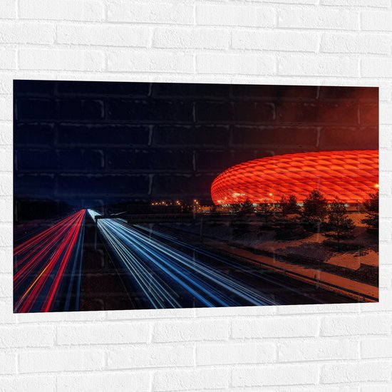 WallClassics - Muursticker - Arena in de Nacht - Duitsland - 105x70 cm Foto op Muursticker