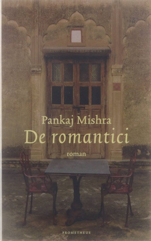 Boek 'De romantici' van Pankaj Mishra. Een tafel met twee stoelen voor een oude deur.
