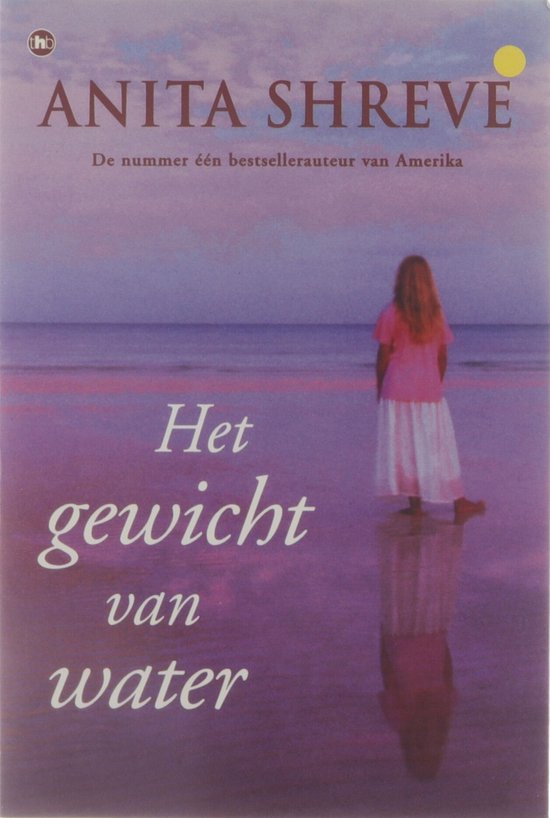 Een jong meisje in een roze jurk staat aan de rand van de zee, de titel 'Het gewicht van water' staat op de voorgrond.