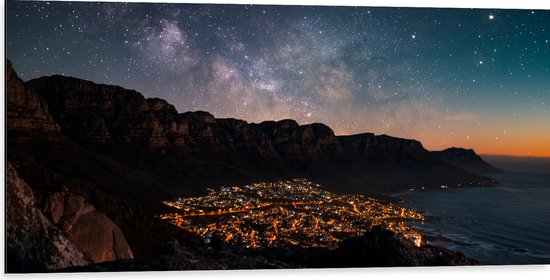 WallClassics - Dibond - Verlichtte Stad onder Sterren - 100x50 cm Foto op Aluminium (Met Ophangsysteem)