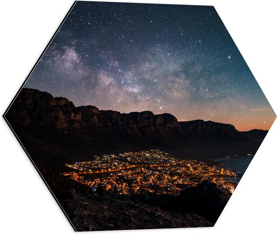 WallClassics - Dibond Hexagon - Verlichtte Stad onder Sterren - 50x43.5 cm Foto op Hexagon (Met Ophangsysteem)