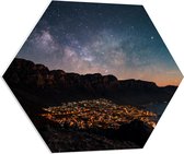 WallClassics - PVC Schuimplaat Hexagon - Verlichtte Stad onder Sterren - 80x69.6 cm Foto op Hexagon (Met Ophangsysteem)