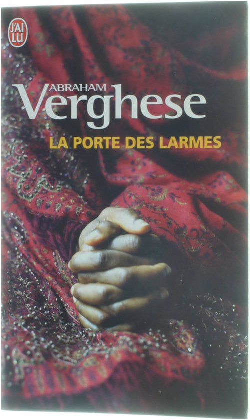 Boekomslag van 'La porte des larmes' van Abraham Verghese, met gekruiste handen in de voorgrond en een rood, oranje en paars patroon op de achtergrond.