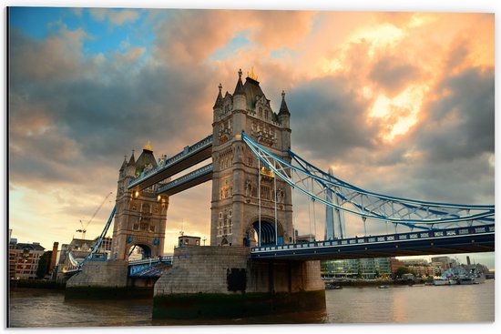 Dibond - Wolken boven Towerbridge in Londen - 60x40 cm Foto op Aluminium (Met Ophangsysteem)