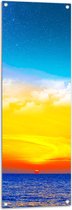 WallClassics - Tuinposter – Zon verdwijnend achter de Zee met Felkleurige Lucht - 40x120 cm Foto op Tuinposter (wanddecoratie voor buiten en binnen)