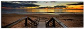 WallClassics - Dibond - Trap naar het Strand met Zonsondergang - 60x20 cm Foto op Aluminium (Met Ophangsysteem)