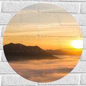 Muursticker Cirkel - Verdwijnende Zon achter Bergen boven Wolken - 50x50 cm Foto op Muursticker