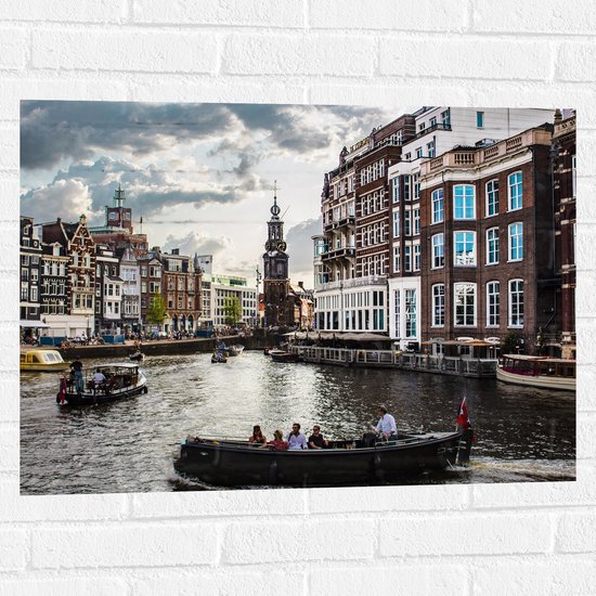 WallClassics - Muursticker - Bootjes in de Grachten van Amsterdam - 80x60 cm Foto op Muursticker