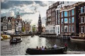 WallClassics - Dibond - Bootjes in de Grachten van Amsterdam - 90x60 cm Foto op Aluminium (Wanddecoratie van metaal)