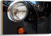 Hout - Close-up van Koplamp van Zwarte Auto - 75x50 cm - 9 mm dik - Foto op Hout (Met Ophangsysteem)