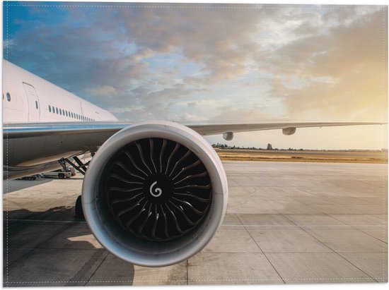 Vlag - Motor van Wit Vliegtuig op Vliegveld - 40x30 cm Foto op Polyester Vlag
