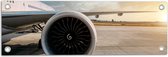 Tuinposter – Motor van Wit Vliegtuig op Vliegveld - 60x20 cm Foto op Tuinposter (wanddecoratie voor buiten en binnen)