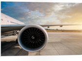 PVC Schuimplaat - Motor van Wit Vliegtuig op Vliegveld - 75x50 cm Foto op PVC Schuimplaat (Met Ophangsysteem)