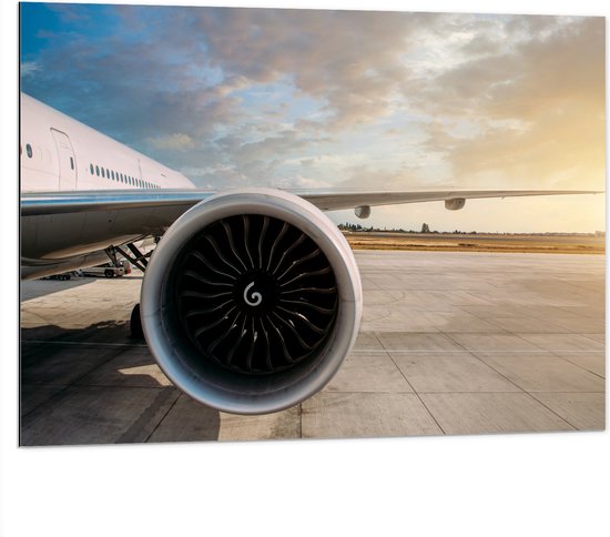 Dibond - Motor van Wit Vliegtuig op Vliegveld - 100x75 cm Foto op Aluminium (Wanddecoratie van metaal)