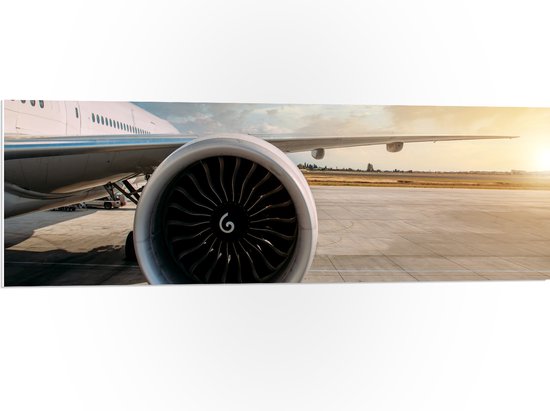 PVC Schuimplaat- Motor van Wit Vliegtuig op Vliegveld - 120x40 cm Foto op PVC Schuimplaat