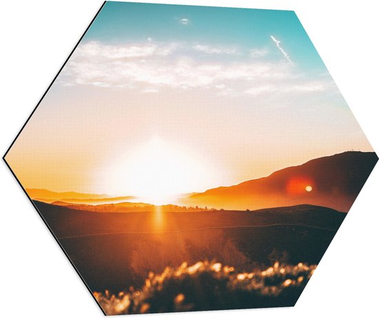 WallClassics - Dibond Hexagon - Oranje Zonsondergang tussen de Bergen - 80x69.6 cm Foto op Hexagon (Met Ophangsysteem)