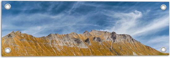 Tuinposter – Schapen Wolken boven Stijle Berg - 60x20 cm Foto op Tuinposter (wanddecoratie voor buiten en binnen)