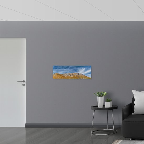 Muursticker - Schapen Wolken boven Stijle Berg - 90x30 cm Foto op Muursticker