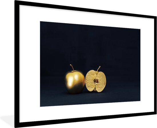 Fotolijst incl. Poster - Stilleven van een gouden appel op een zwarte achtergrond - 120x80 cm - Posterlijst
