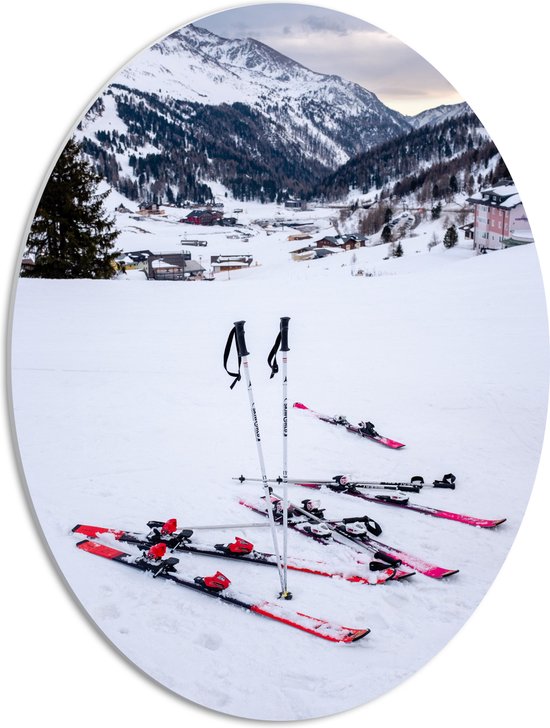 WallClassics - PVC Schuimplaat Ovaal - Skielatten in de Sneeuw - 42x56 cm Foto op Ovaal (Met Ophangsysteem)