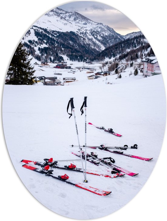 WallClassics - Feuille de Mousse PVC Ovale - Lattes de Ski dans la Neige - 60x80 cm Photo sur Ovale (Avec Système d'accrochage)