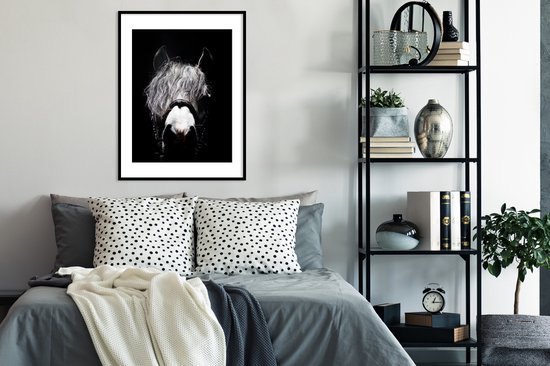 Photo en cadre - Gros plan d'un cheval sur fond noir Cadre photo noir avec passe-partout blanc 60x80 60x80 cm - Affiche sous cadre (Décoration murale salon / chambre)