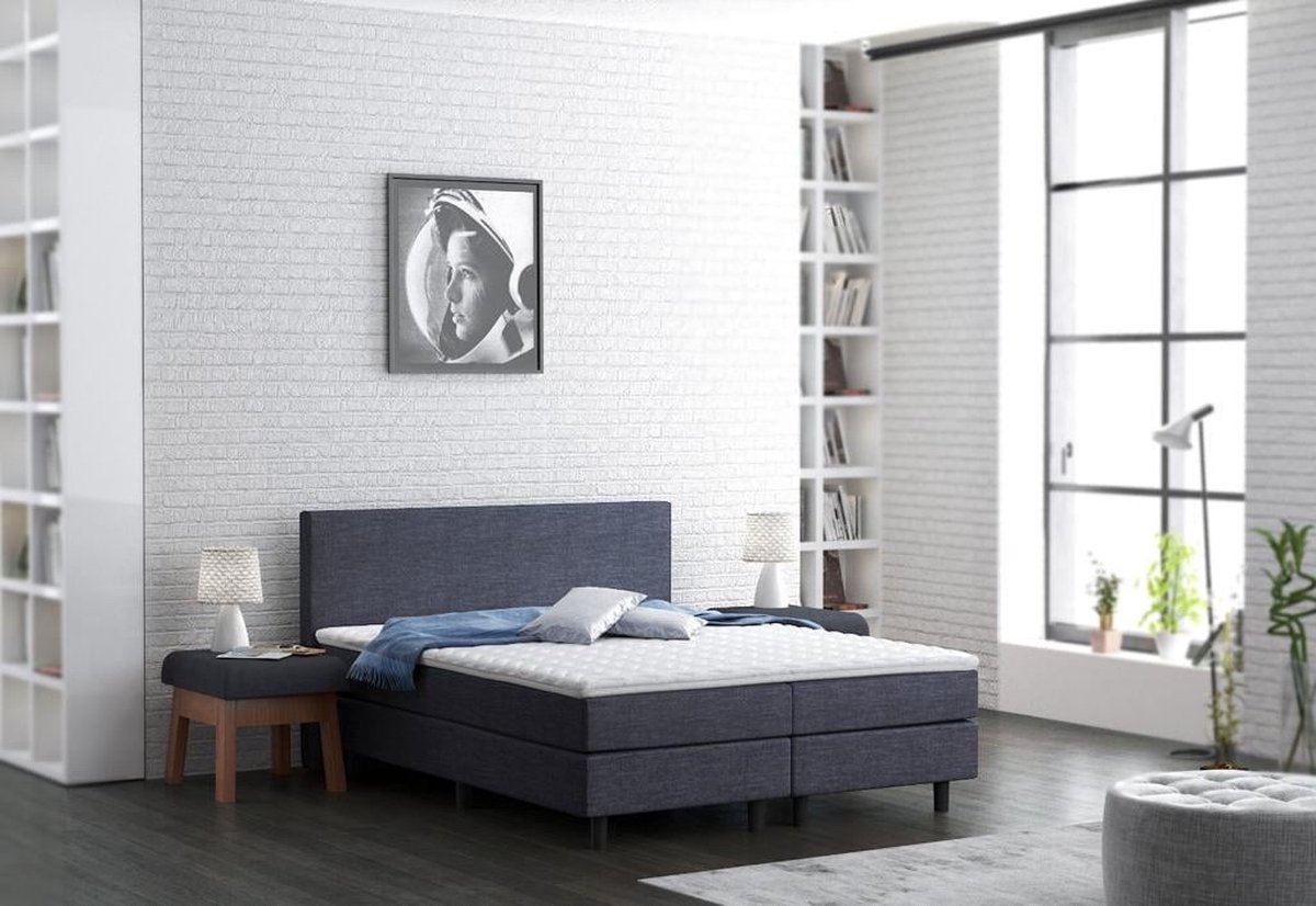 Boxspring kleur zwart 160x210cm compleet met nasa foam 3D topper.