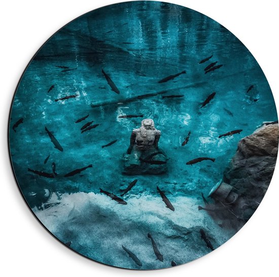WallClassics - Dibond Muurcirkel - Standbeeld in het Water met Vissen - 40x40 cm Foto op Aluminium Muurcirkel (met ophangsysteem)